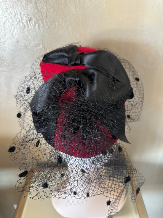 DESIGNER VINTAGE RED FELT HAT & BOX + BLACK BOWS & DOTTED VEIL main image 5